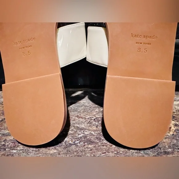 🚨SOLD🚨  KATE SPADE NEW YORK Cassia NEW White Patent Thong Flats Sandals Size 8.5 - Picture 4 of 16